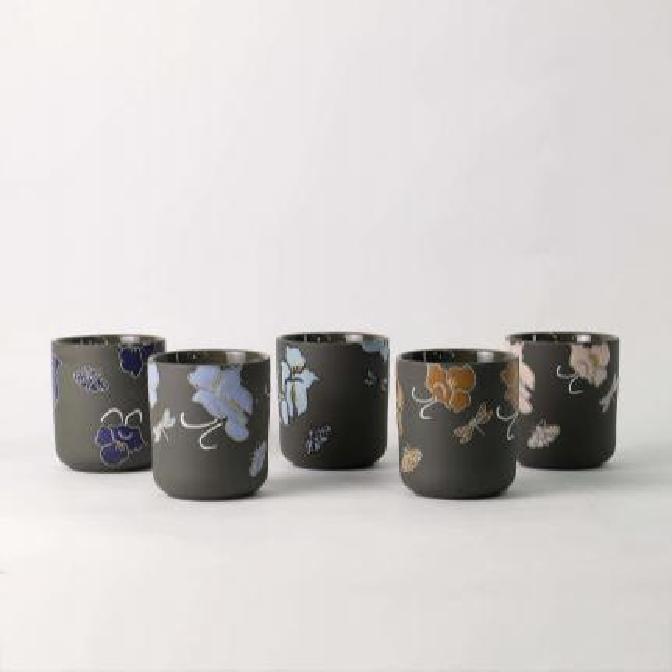 لماذا أصبحت حاملة الشموع الزهرية الفريدة هذه المرسومة يدويًا مفضلة جديدة على إنستغرام؟