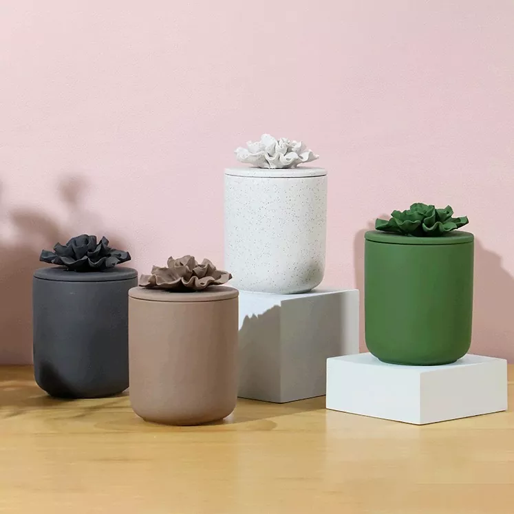 جرة شمعة من السيراميك بتلات الإغاثة