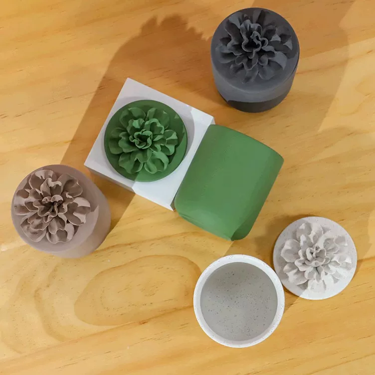 جرة شمعة من السيراميك بتلات الإغاثة