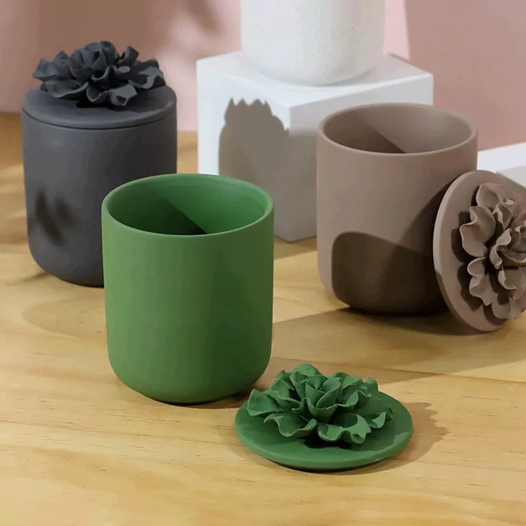 جرة شمعة من السيراميك بتلات الإغاثة